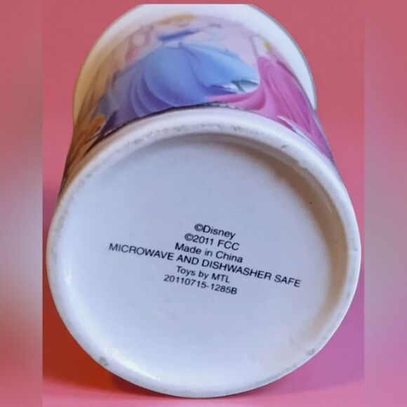 DISNEY PRINCESS MUG/CUP We & Large PRINCESS DISNEY BOOK - Picture 14 of 15